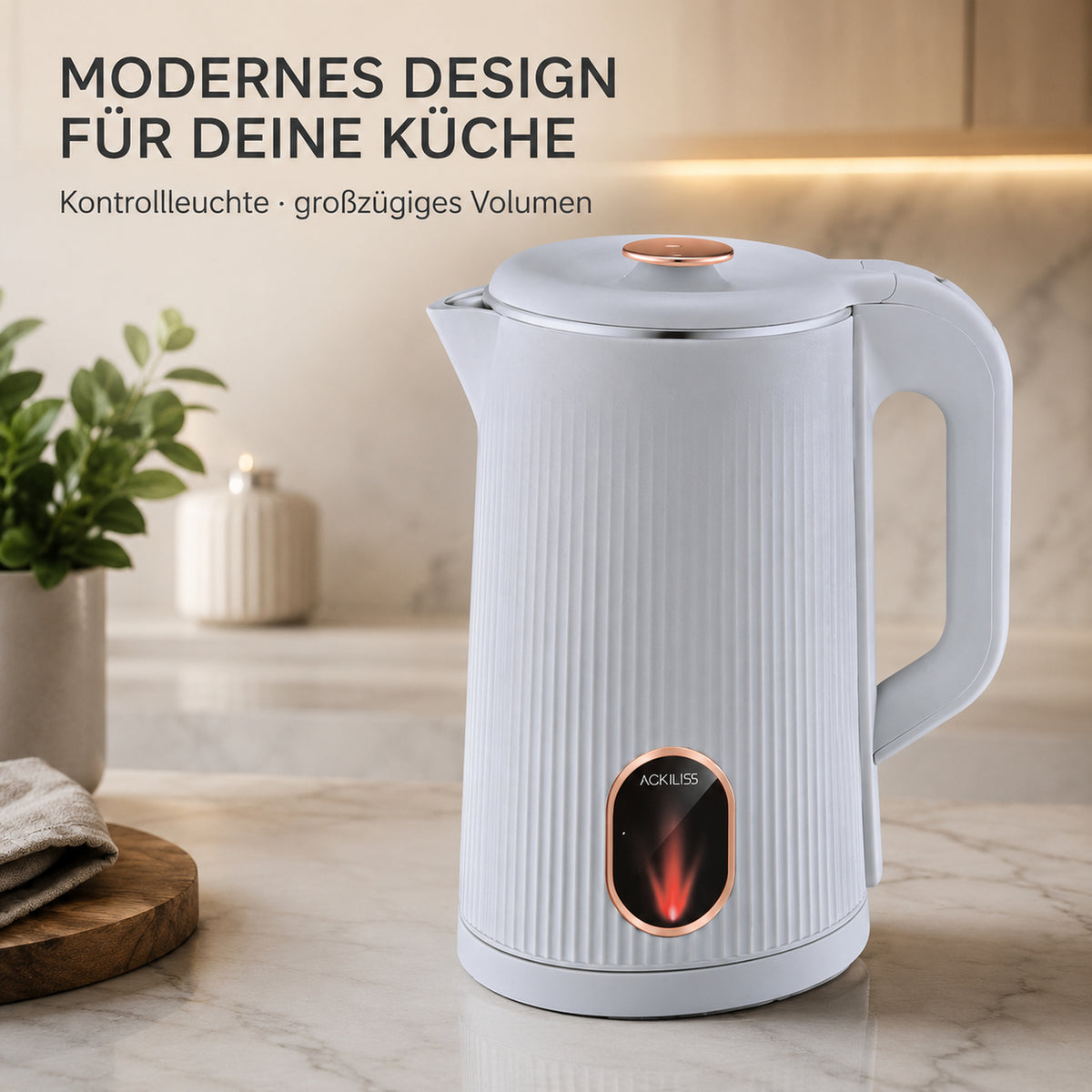 Moderner geriffelter Wasserkocher mit Kontrollleuchte und kupferfarbenen Details