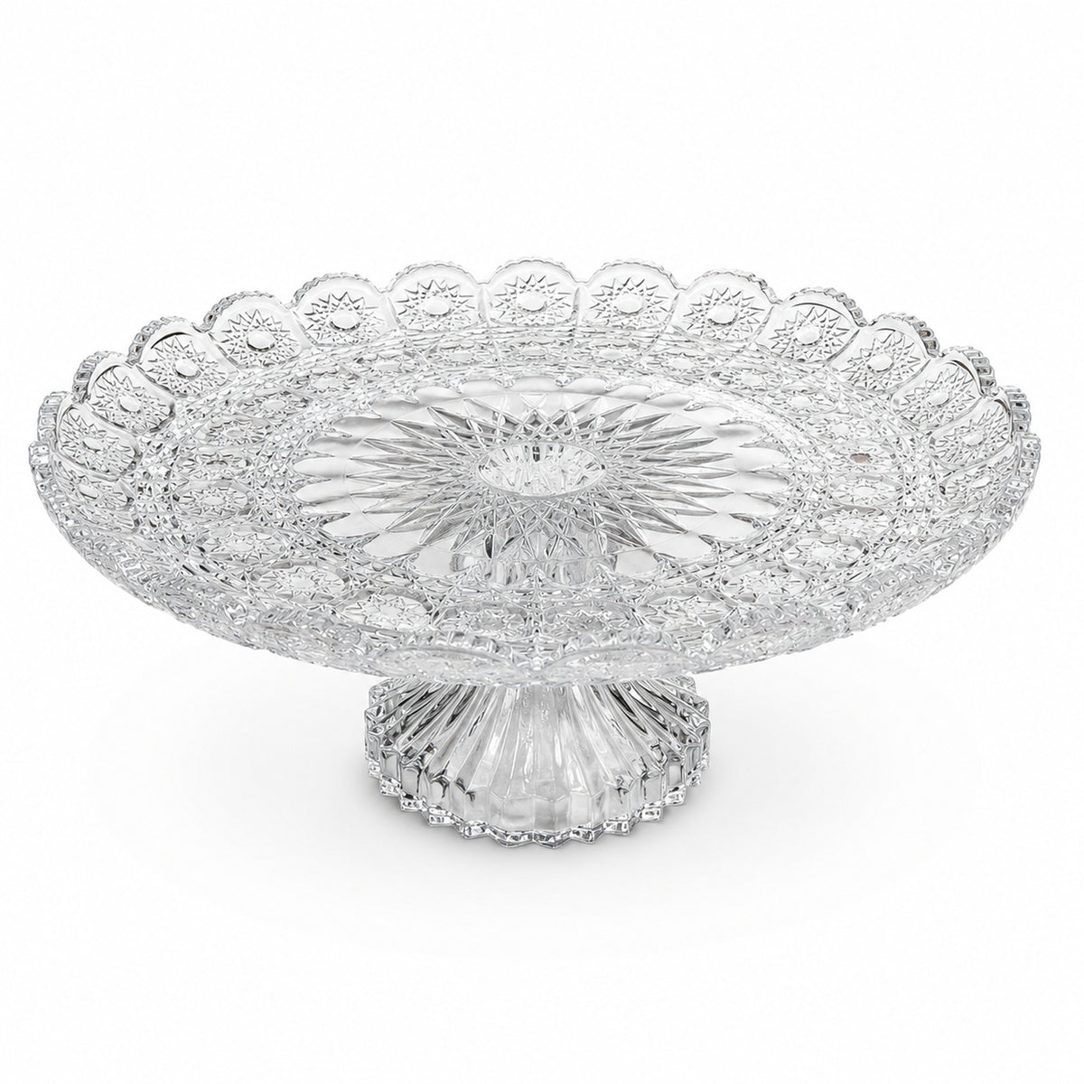 Bohemia Glas-Tortenplatte mit dekorativem Fuß auf weißem Hintergrund