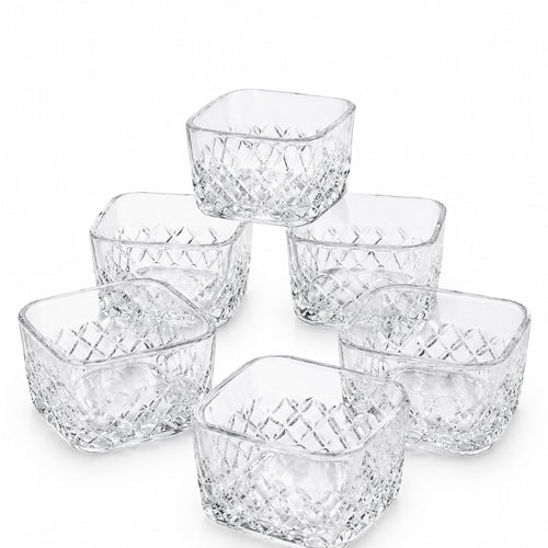 6er-Set quadratische Glasschalen im Diamantdesign auf weißem Hintergrund