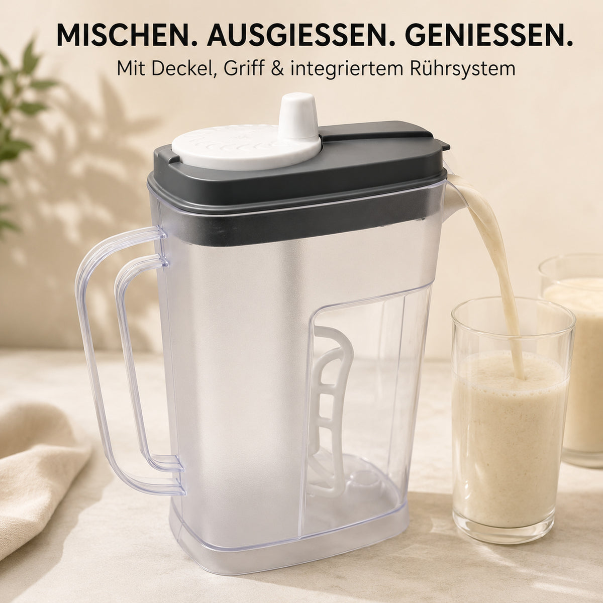 Mixerkrug mit Deckel, Griff und integriertem Rührsystem beim Ausgießen