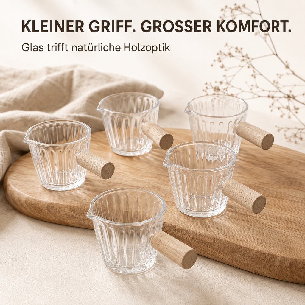 Nahaufnahme von geriffeltem Glas, Ausgießer und Holzgriff